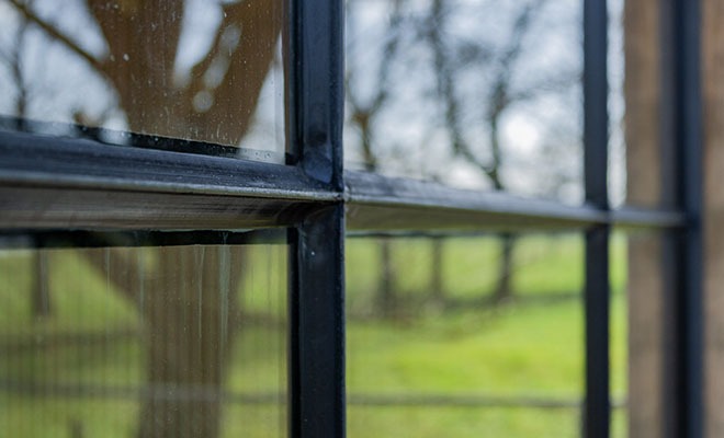 Glazen schuifwanden en stalen kozijnen